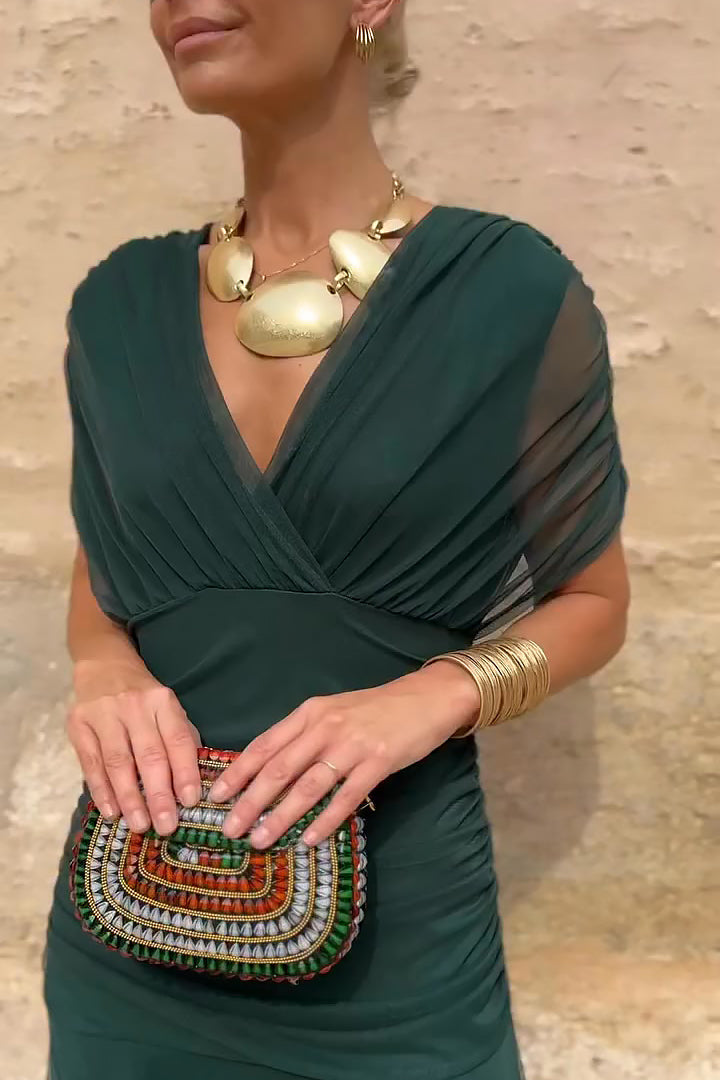 Elegantes Maxikleid mit V-Ausschnitt und Taillenfalten