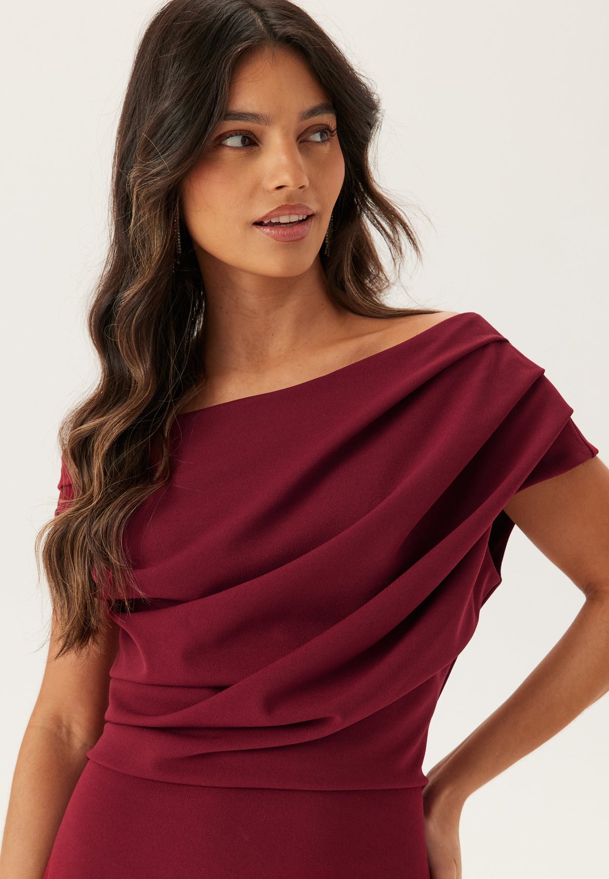 Stilvolles Damen-Maxikleid mit asymmetrischem Ausschnitt