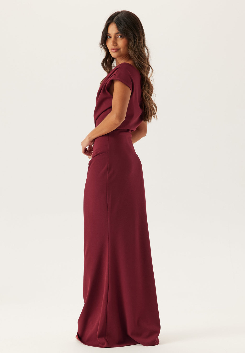 Stilvolles Damen-Maxikleid mit asymmetrischem Ausschnitt