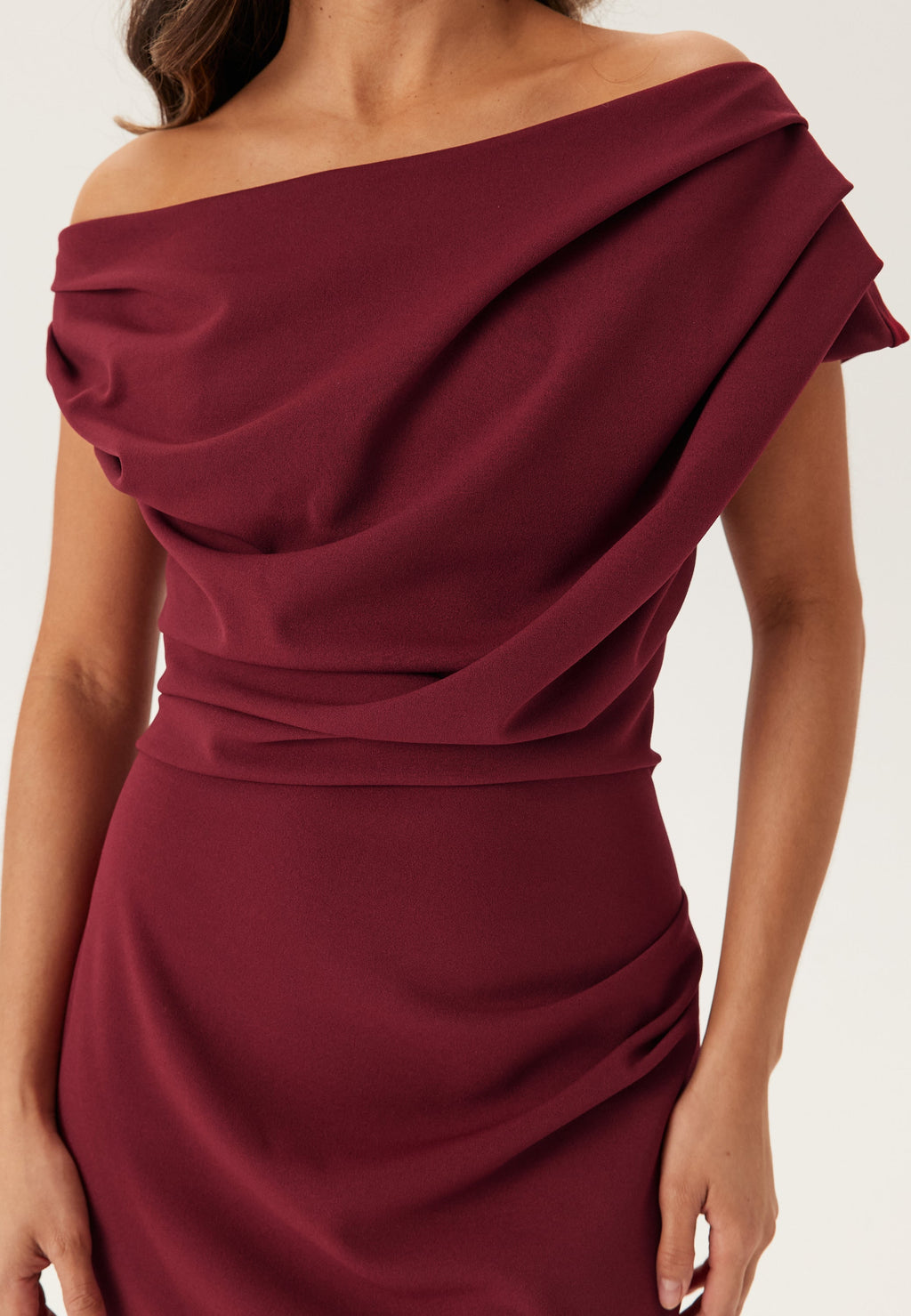 Stilvolles Damen-Maxikleid mit asymmetrischem Ausschnitt
