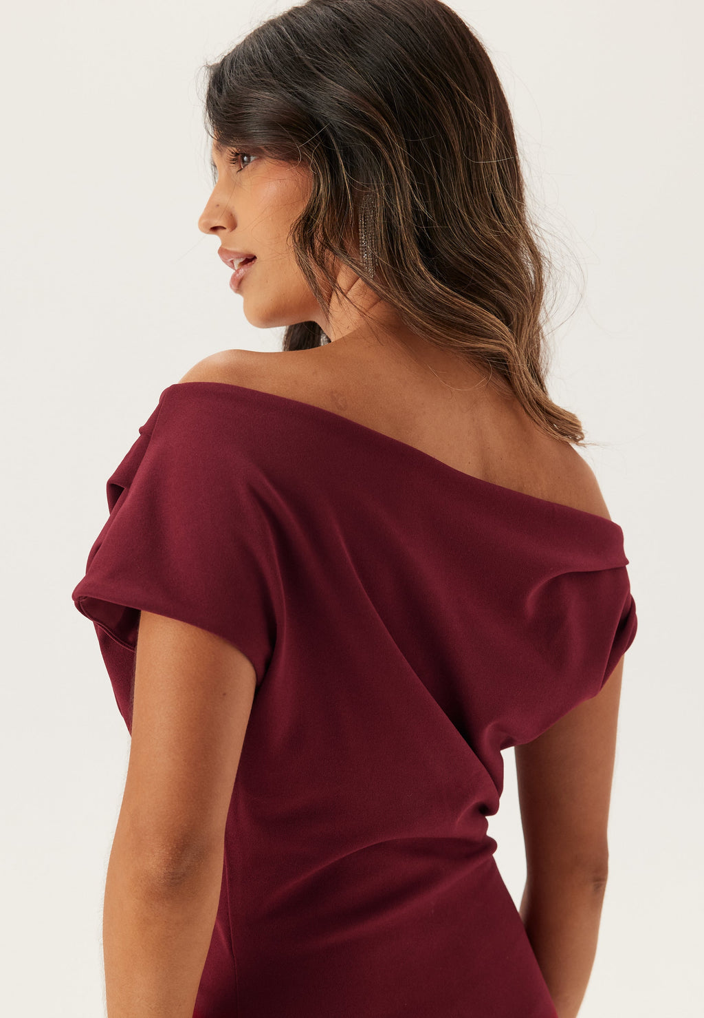 Stilvolles Damen-Maxikleid mit asymmetrischem Ausschnitt