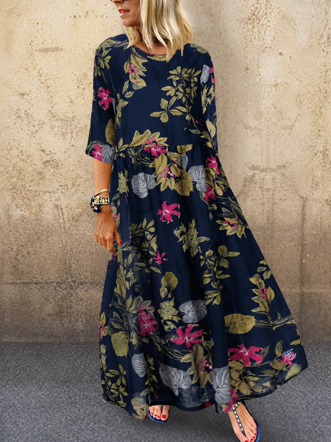 Elegantes Sommerkleid mit Blumendruck und Dreiviertelärmeln